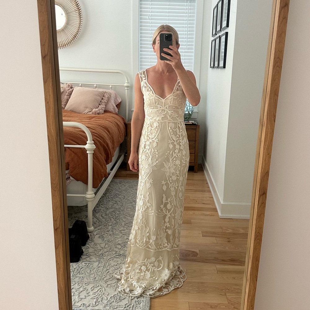 Yoana Baraschi ivory lace long wedding gown. Size 0